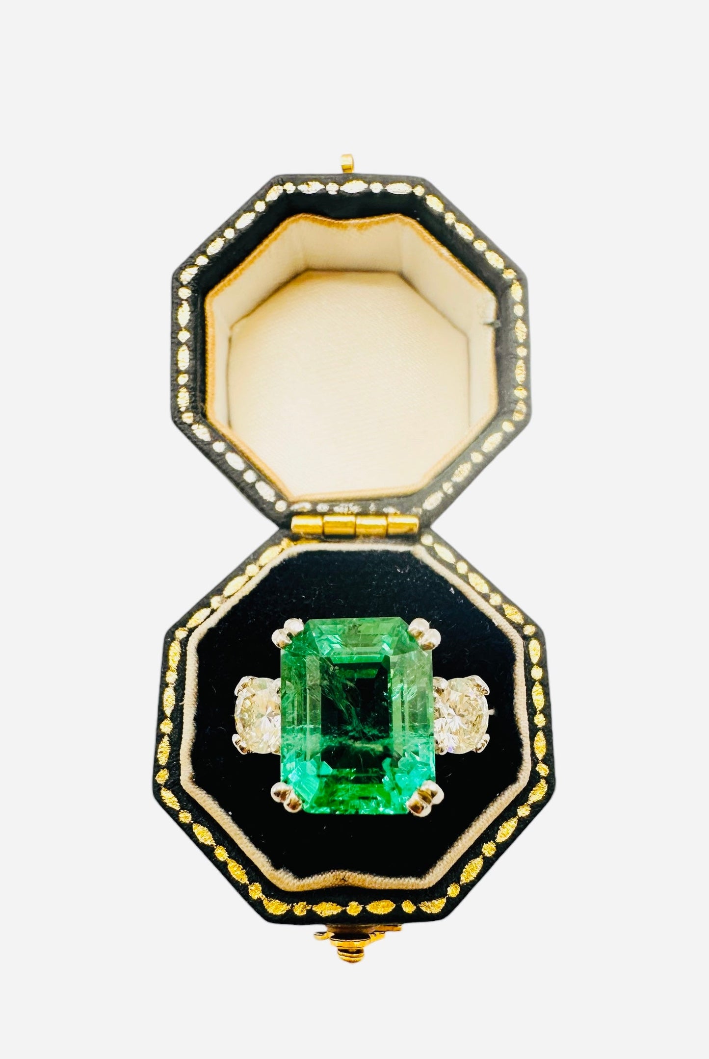 5.50 Ct Emerald, 0.80 Ct Diamond Ring 18K White Gold - WGI Valuation £20,000 - Flamingo Gems