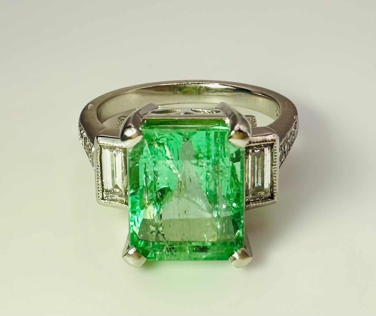 4.40 Ct Colombian Emerald, 0.50 Ct Natural Diamond Ring Platinum- WGI Valuation £20,000