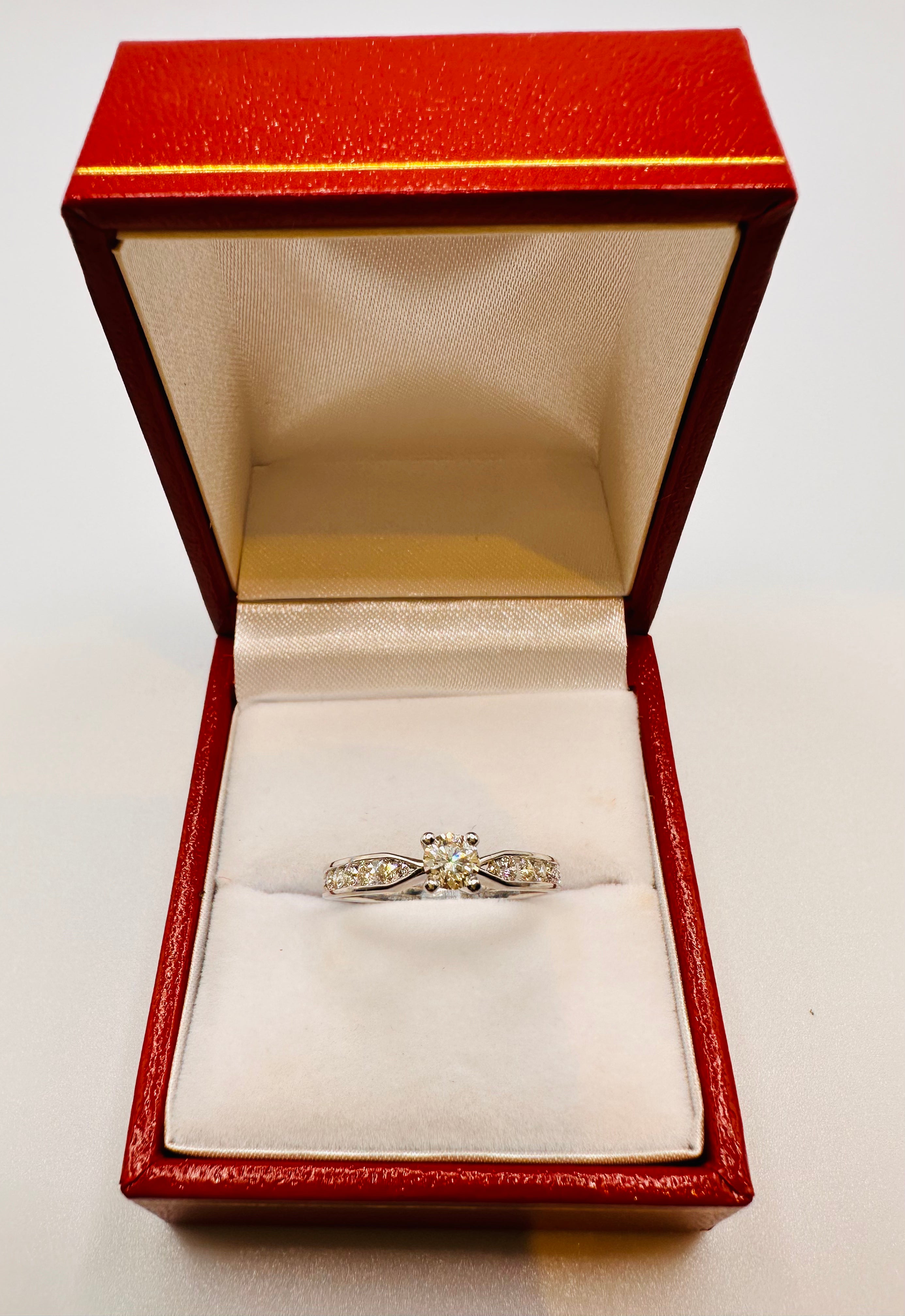 9 carat white hot sale gold wedding ring