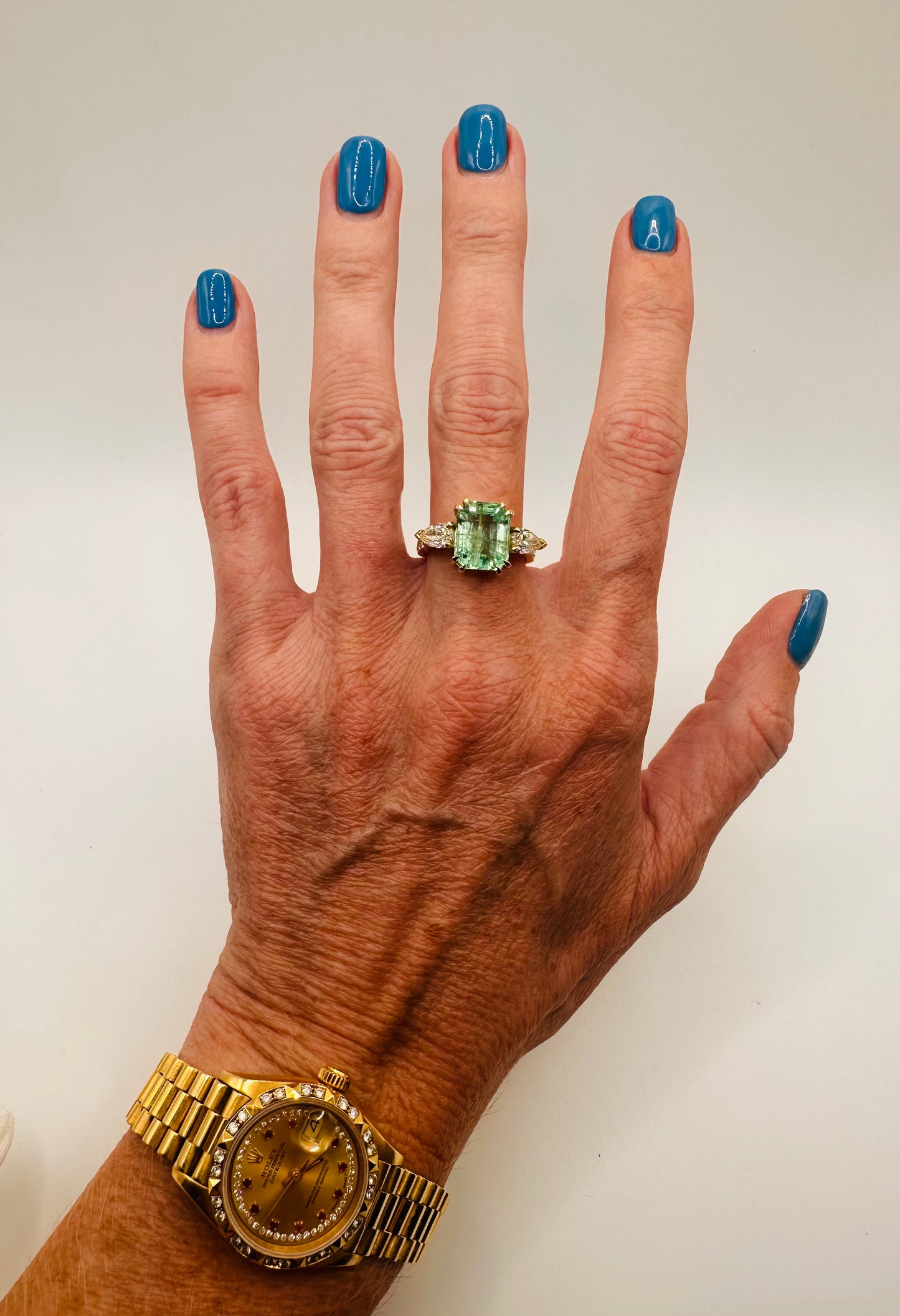 4.06 Ct Natural Emerald and 1.30 Ct Natural Diamond Ring - 18K Yellow Gold, WGI Certificate £14,800