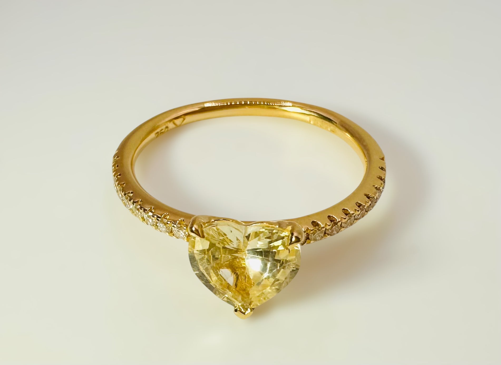 1.15 Carat Untreated Ceylon Sapphire and 0.15 Carat Diamond Ring - 18K Yellow Gold - WGI Certificate £5,100 - Flamingo Gems