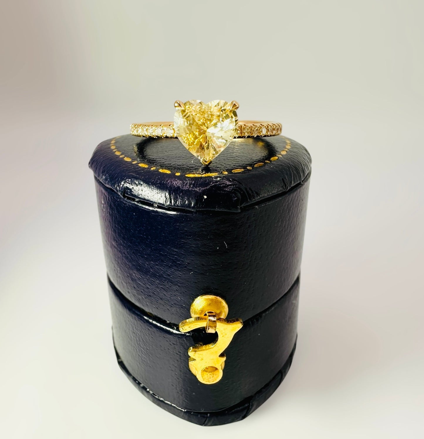 1.15 Carat Untreated Ceylon Sapphire and 0.15 Carat Diamond Ring - 18K Yellow Gold - WGI Certificate £5,100 - Flamingo Gems