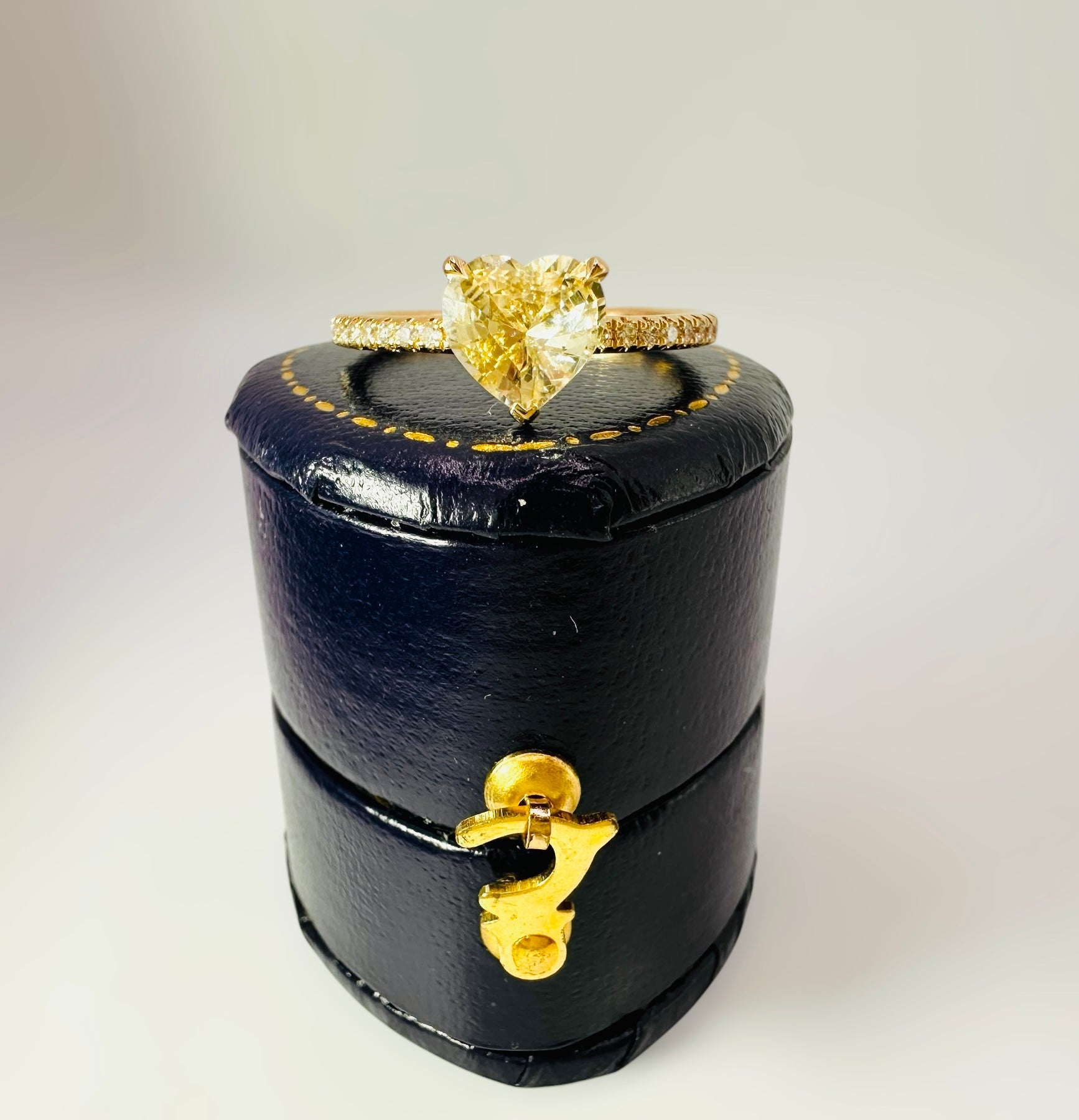 1.15 Carat Untreated Ceylon Sapphire and 0.15 Carat Diamond Ring - 18K Yellow Gold - WGI Certificate £5,100 - Flamingo Gems
