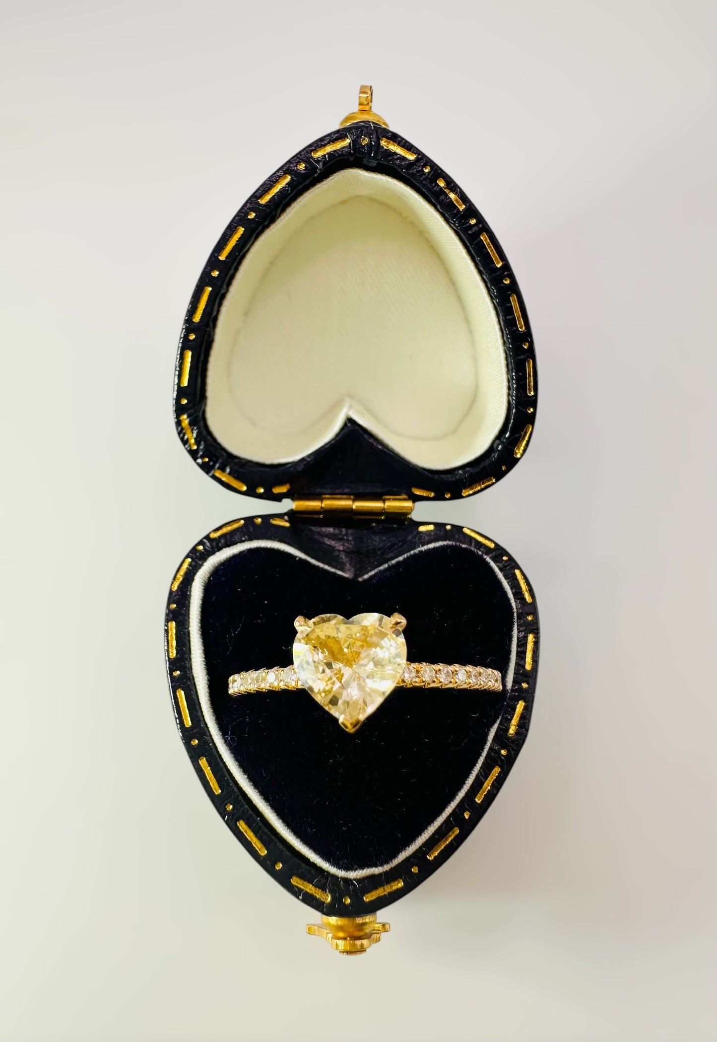 1.15 Carat Untreated Ceylon Sapphire and 0.15 Carat Diamond Ring - 18K Yellow Gold - WGI Certificate £5,100 - Flamingo Gems
