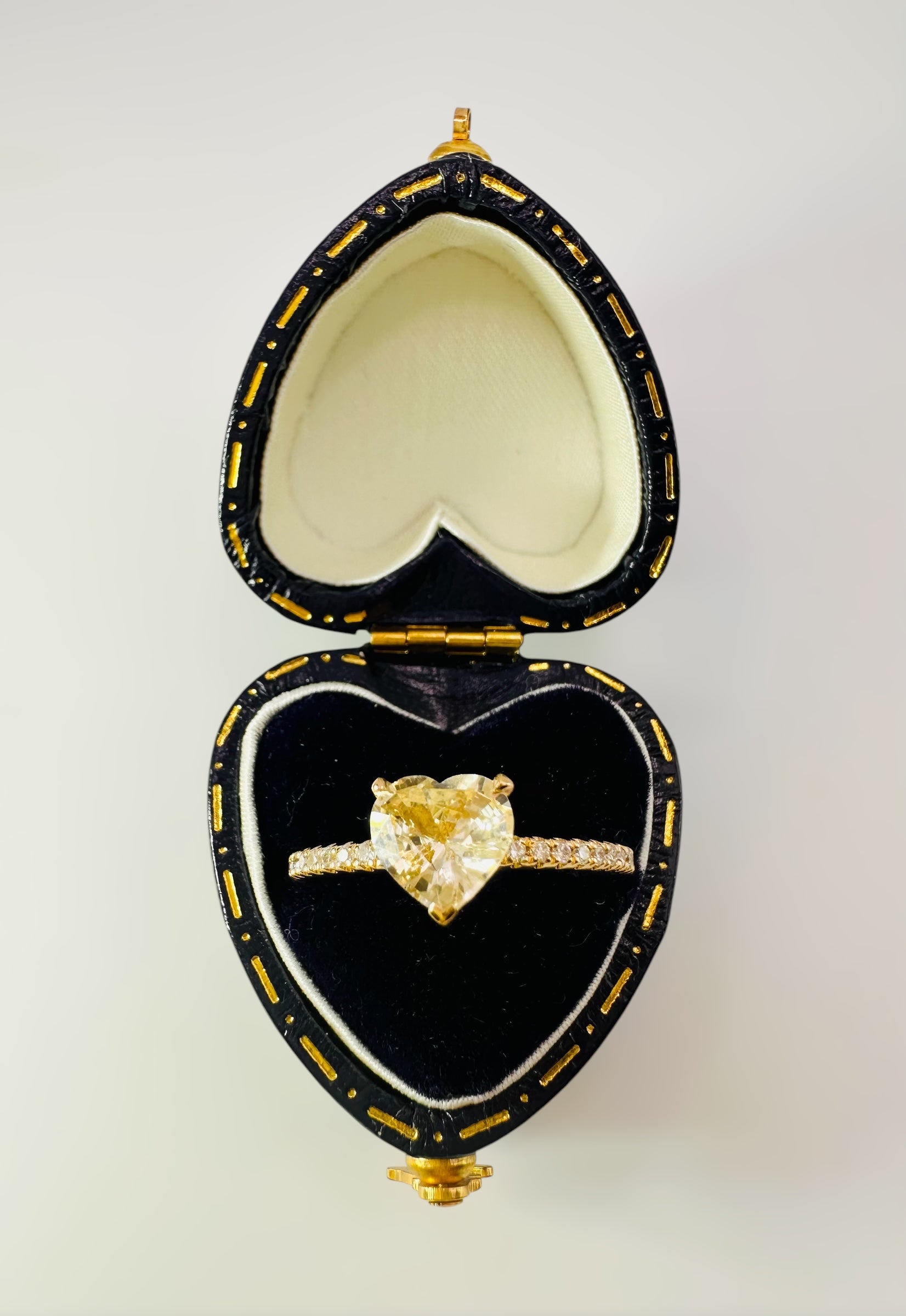1.15 Carat Untreated Ceylon Sapphire and 0.15 Carat Diamond Ring - 18K Yellow Gold - WGI Certificate £5,100 - Flamingo Gems