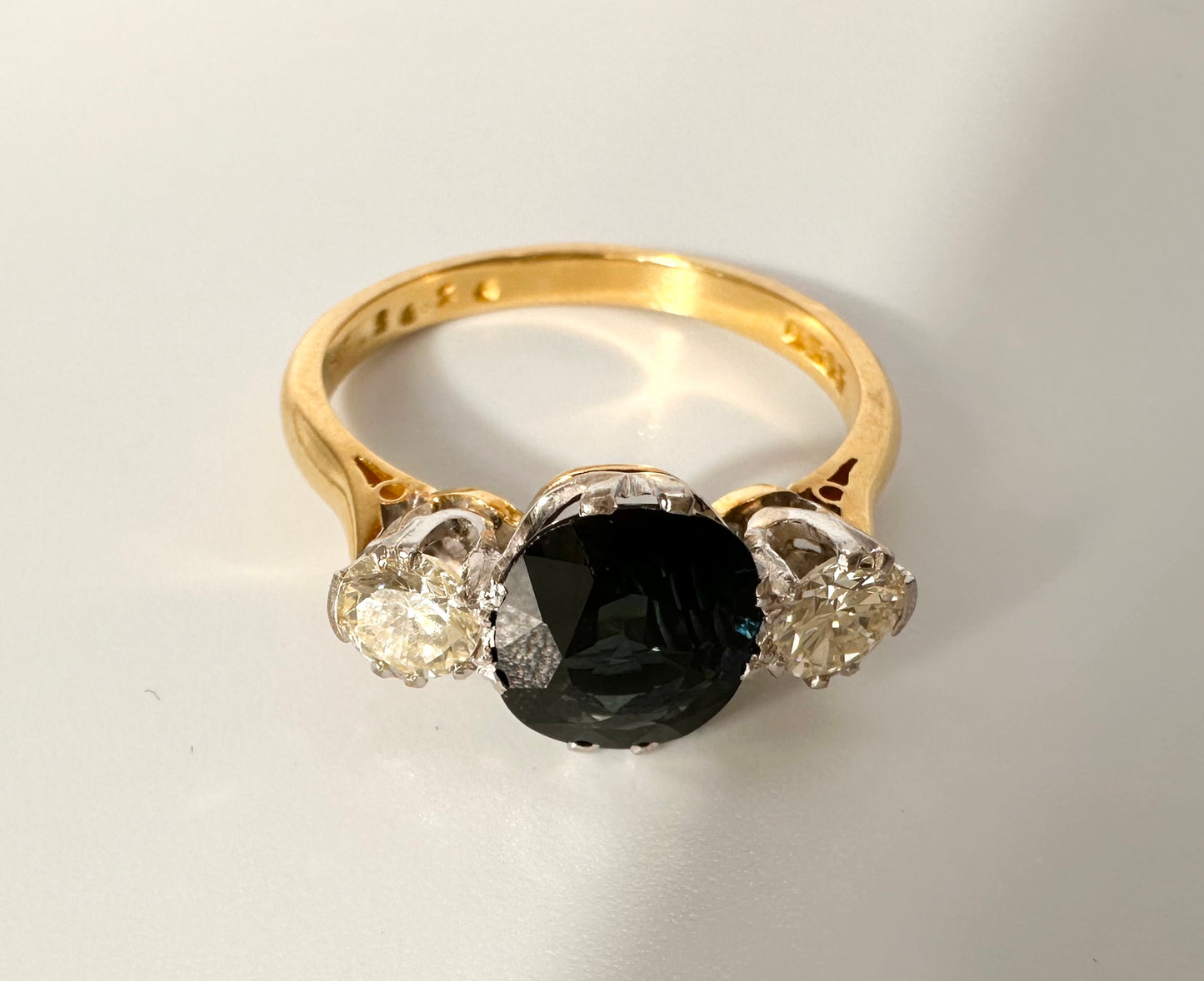 2.24 Ct Sapphire and Diamond Ring, 18 Ct white and yellow gold - WGI Certified £5,000