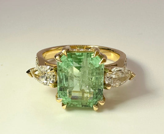 4.06 Ct Natural Emerald and 1.30 Ct Natural Diamond Ring - 18K Yellow Gold, WGI Certificate £14,800