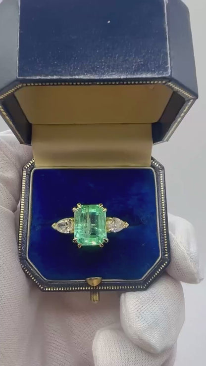 4.06 Ct Natural Emerald and 1.30 Ct Natural Diamond Ring - 18K Yellow Gold, WGI Certificate £14,800