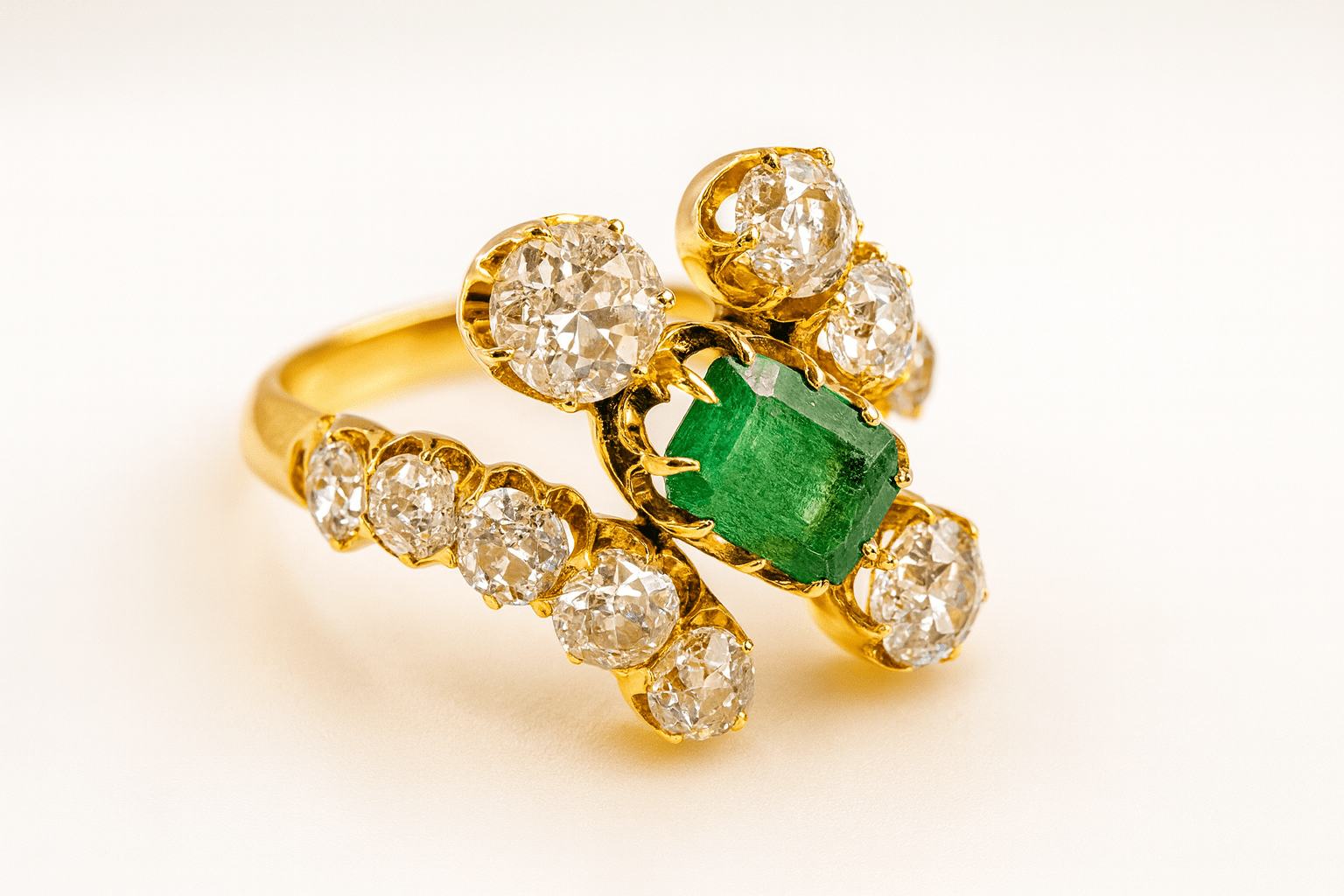 👑 “Queen Victoria” — 1.00ct Emerald • 2.25ct Old Cut Diamonds • 15ct Gold — The Emerald Empress of the Victorian Era 💚✨ - 15 Ct Gold - WGI Valuation £9,500 - Flamingo Gems