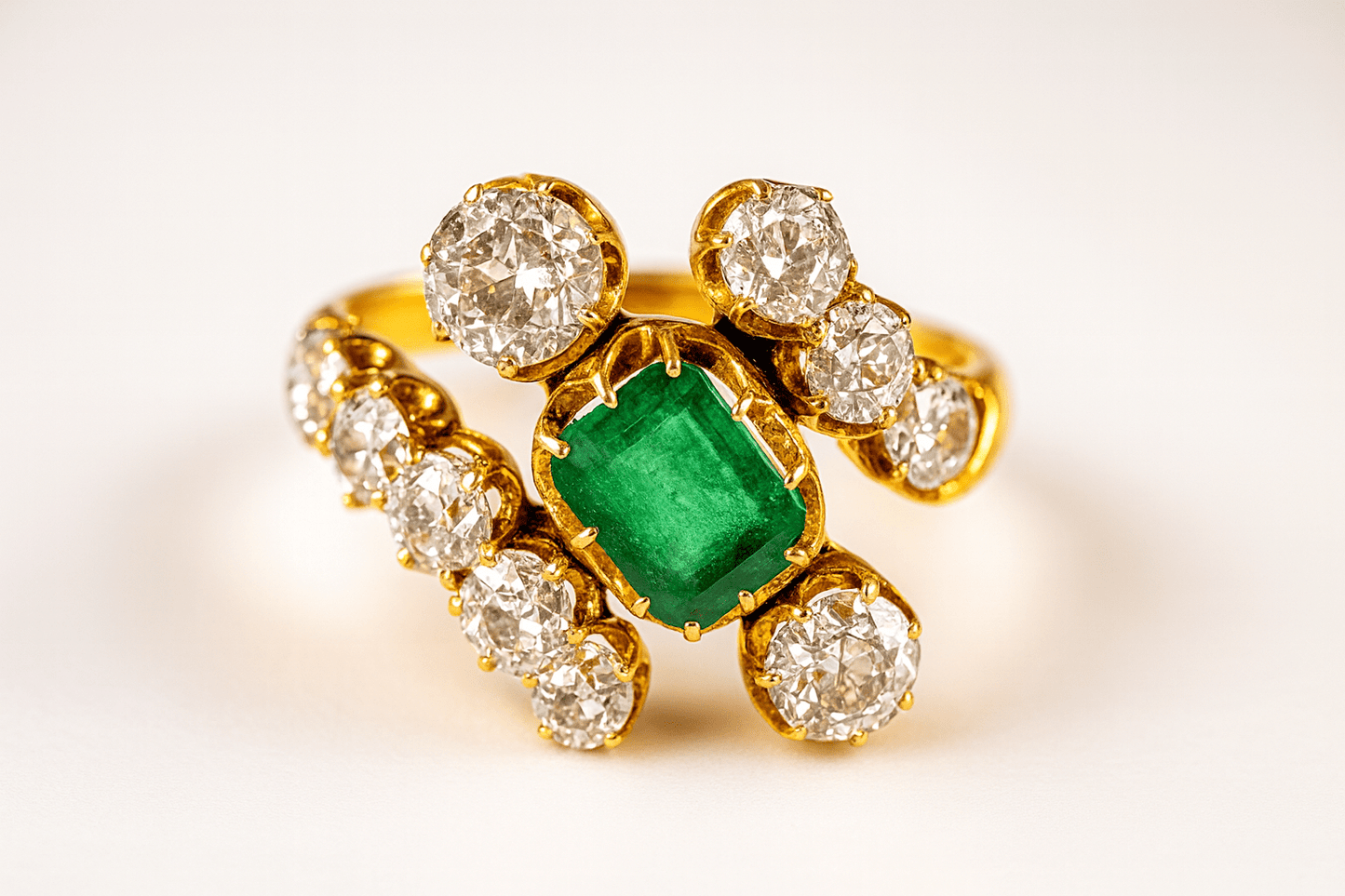 👑 “Queen Victoria” — 1.00ct Emerald • 2.25ct Old Cut Diamonds • 15ct Gold — The Emerald Empress of the Victorian Era 💚✨ - 15 Ct Gold - WGI Valuation £9,500 - Flamingo Gems