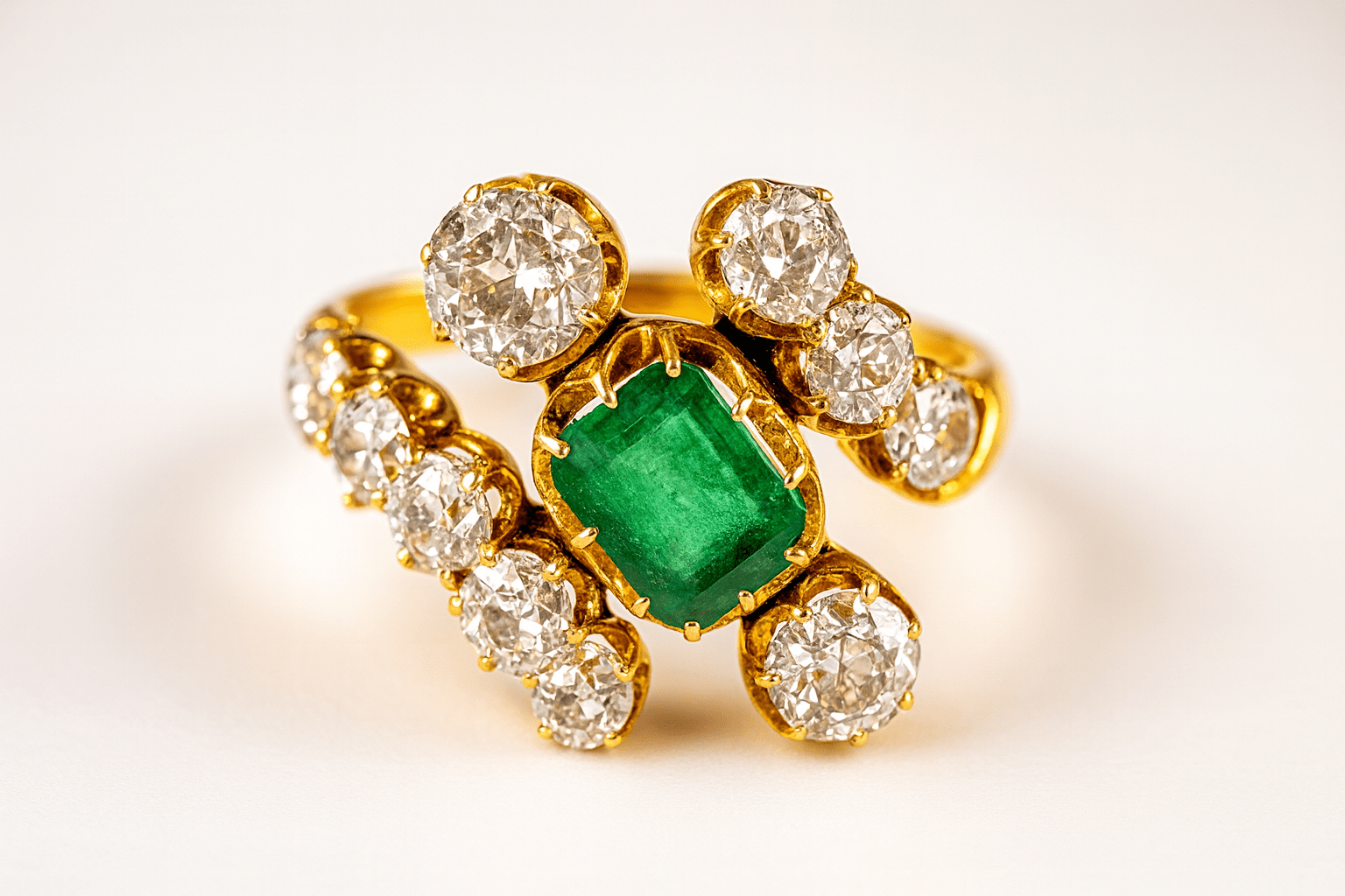 👑 “Queen Victoria” — 1.00ct Emerald • 2.25ct Old Cut Diamonds • 15ct Gold — The Emerald Empress of the Victorian Era 💚✨ - 15 Ct Gold - WGI Valuation £9,500 - Flamingo Gems