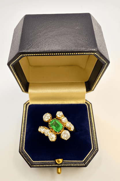 👑 “Queen Victoria” — 1.00ct Emerald • 2.25ct Old Cut Diamonds • 15ct Gold — The Emerald Empress of the Victorian Era 💚✨ - 15 Ct Gold - WGI Valuation £9,500 - Flamingo Gems